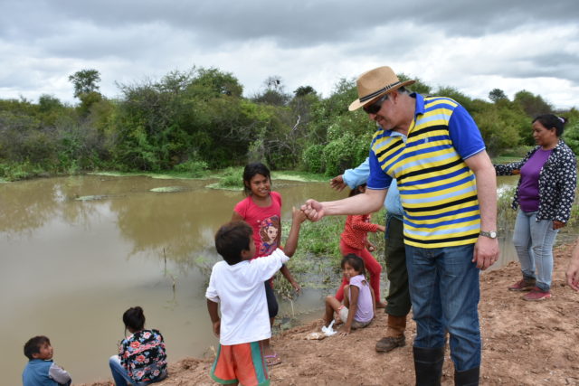 ministro José Luis Décima acompañando con los vecinos de la comunidad La Rinconada