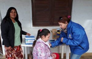 Familias originarias reciben en sus hogares múltiples servicios de salud
