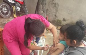 Campaña Sarampión y Rubéola, vacunan a los niños casa por casa