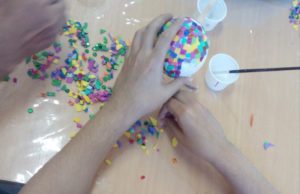 Pacientes de salud mental elaboran adornos navideños