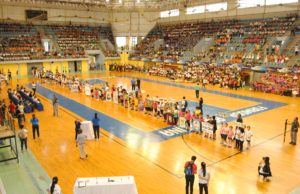Populosa y colorida gala gimnastica de escuelas primarias de la ciudad