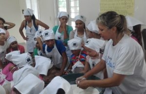 Asociación Civil Unidad, Esfuerzo y Trabajo realizó pan dulces con los niños del barrio Santa Isabel