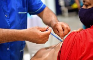 COVID-19:Aplican cuarta dosis a mayores de 50 años en los 55 vacunatorios fijos habilitados en la provincia