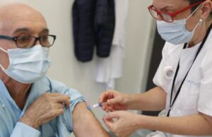 Adultos mayores desde 77 años en adelante ya pueden recibir su dosis de vacuna antigripal