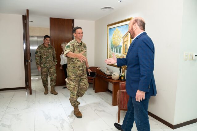 Insfrán se reunió con los jefes del Ejército 1