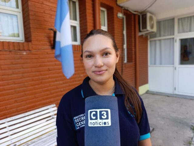 Brisa Ruiz clases en el albergue evita